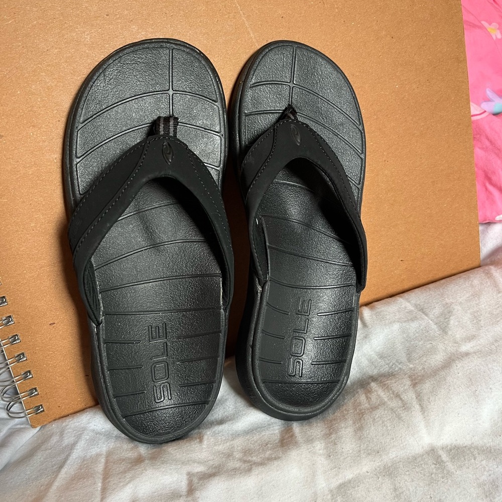 Black Sole flip flops